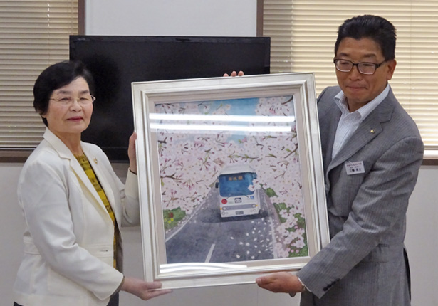 寄贈絵画受け渡しの様子 左が齋藤トキ子様